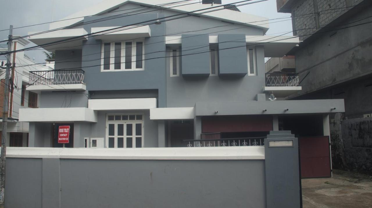 Bed And Bath For 1-8 People Hotel Thiruvananthapuram ภายนอก รูปภาพ