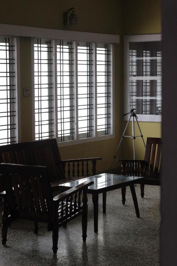 Bed And Bath For 1-8 People Hotel Thiruvananthapuram ภายนอก รูปภาพ