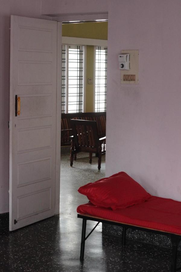 Bed And Bath For 1-8 People Hotel Thiruvananthapuram ภายนอก รูปภาพ